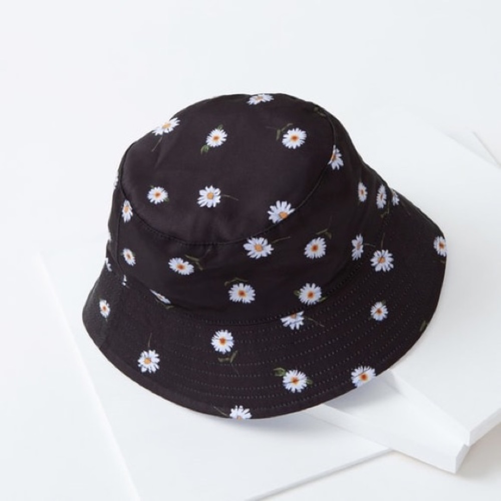 NWT Alice + Olivia Reversible Bucket Hat
